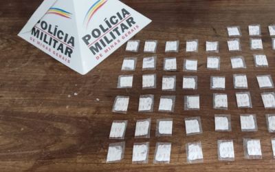 PM apreende 65 papelotes de cocaína após denúncia em Arcos
