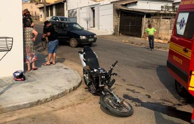 DOIS FERIDOS EM ACIDENTE ENTRE MOTO E CARRO NO BAIRRO SANTO ANTÔNIO EM ARCOS