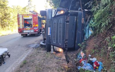 MOTORISTA FICA GRAVEMENTE FERIDO EM TOMBAMENTO DE CARRETA NA MG-164 EM ITAPECERICA